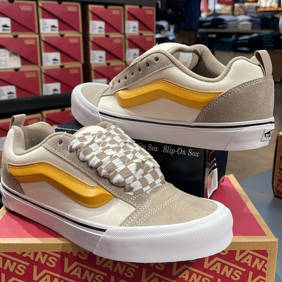 Vans Men’s Knu Skool
Mega Check Gray/Marshmall
VN0009QC0BP
Sneakers - Picture 8 of 16